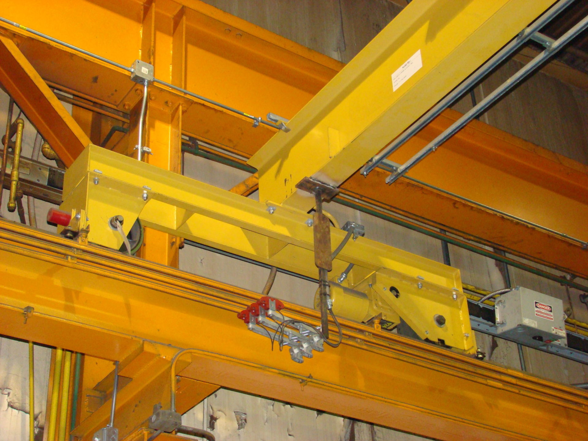 Top-running single-leg gantry crane